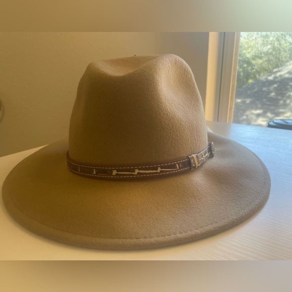 Accessories - Tan hat